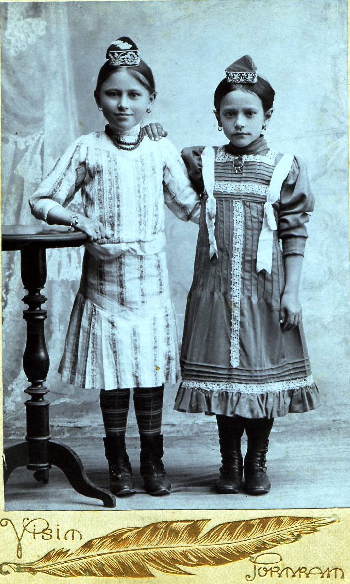 Юная Каусар Стуюшева (слева) с подружкой (1909)